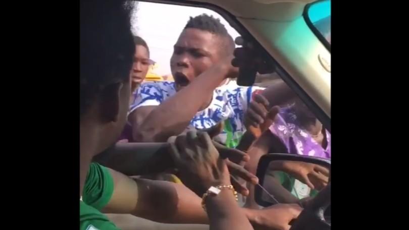 Nigeria, folla assale la macchina di Onazi