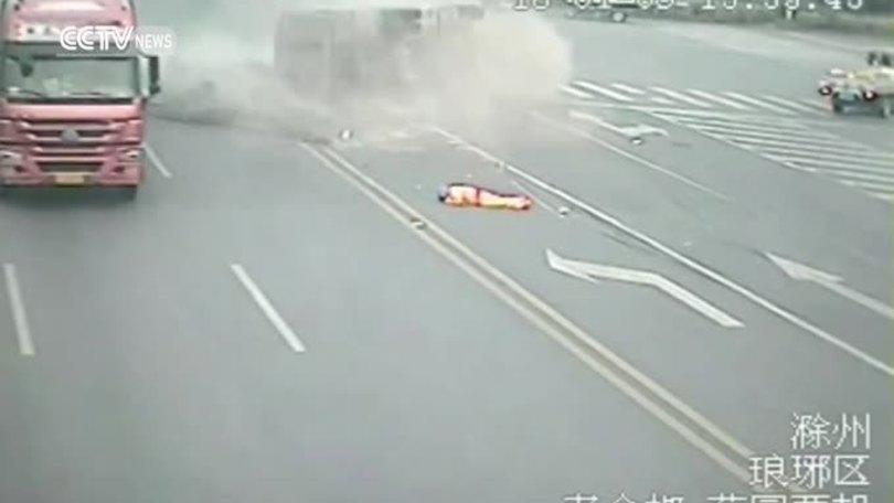 Travolto da un camion, riesce (quasi) a rialzarsi