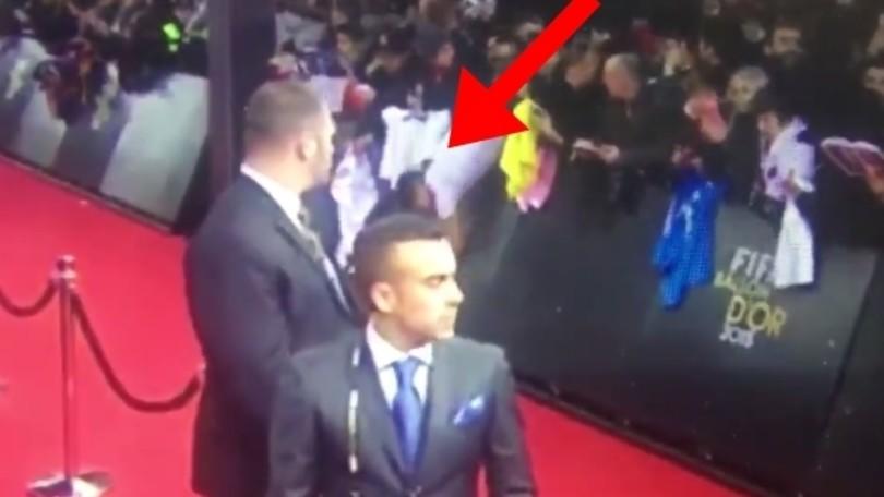 Vede Ronaldo e decide di lanciarsi sul tappeto rosso