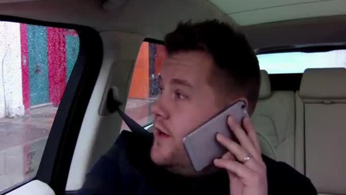 Adele canta a squarciagola in auto