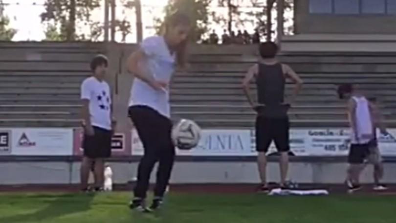 La ragazza ci sa fare, che numeri col pallone