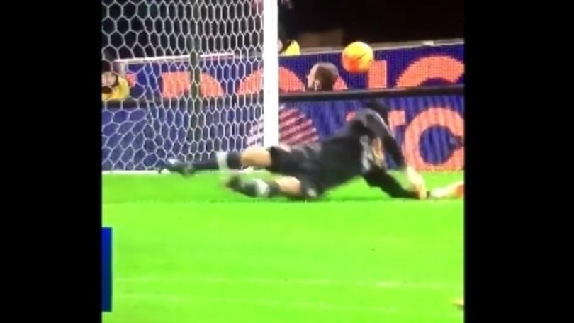 Steward colpito in pieno da una pallonata