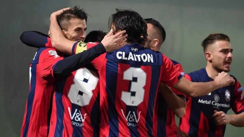 Serie B Il Crotone batte il Cagliari e sale al primo posto