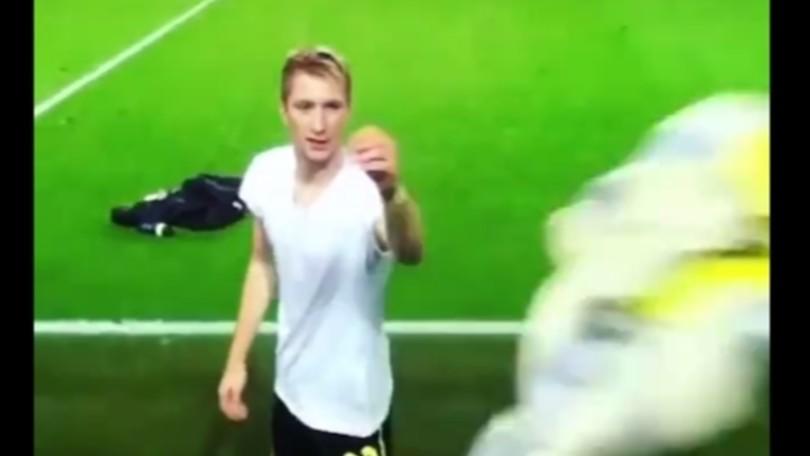Reus gli regala la maglia, tifoso scoppia a piangere