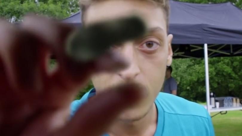 Ozil ora fa il fenomeno con la gomma da masticare