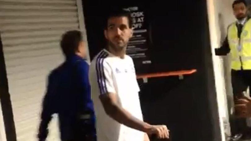 Lo steward-tifoso contro Fabregas: «Sei una serpe!»