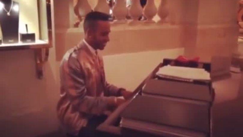 Hamilton campione anche al pianoforte