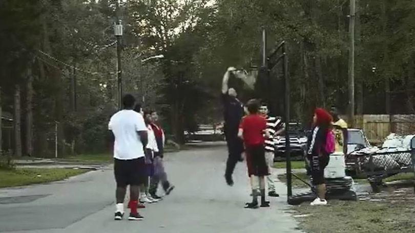 Basket in strada, qualcuno chiama la polizia. L'agente interviene così