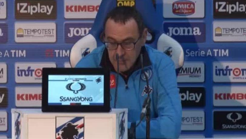Sarri indossa la sciarpa di Mancini: "Promessa mantenuta"