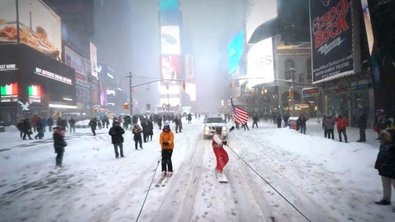 New York sotto la neve? Con lo snowboard è più bello