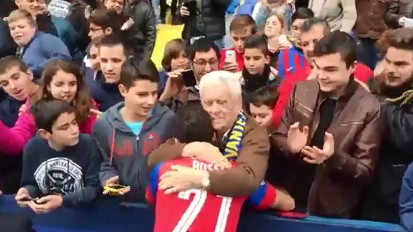 Rossi, che accoglienza al Levante. Il tifoso lo abbraccia