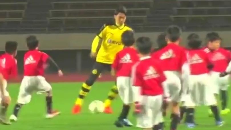 Trenta ragazzini contro un giocatore: l'incredibile sfida di Kagawa