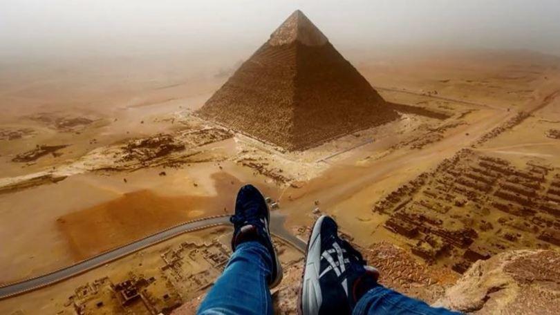 Turista scala illegalmente una piramide: vista mozzafiato