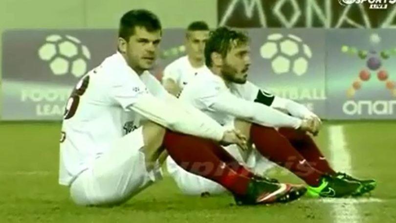 Nuova strage di bambini nell'Egeo, i calciatori greci protestano così