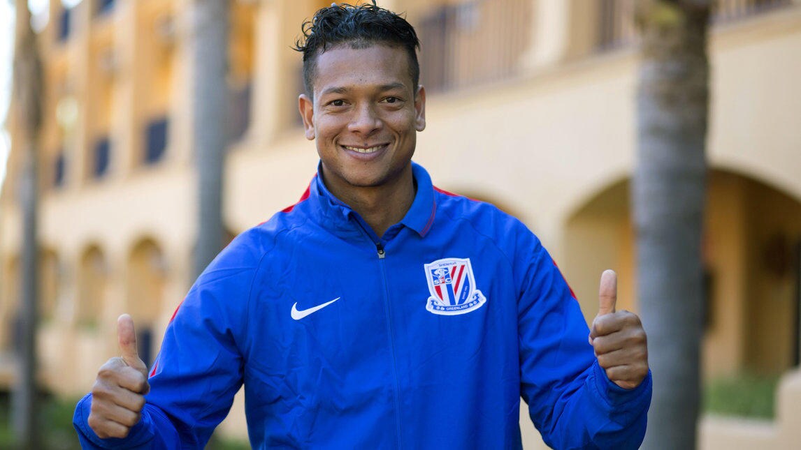 Guarin indossa la felpa dello Shanghai