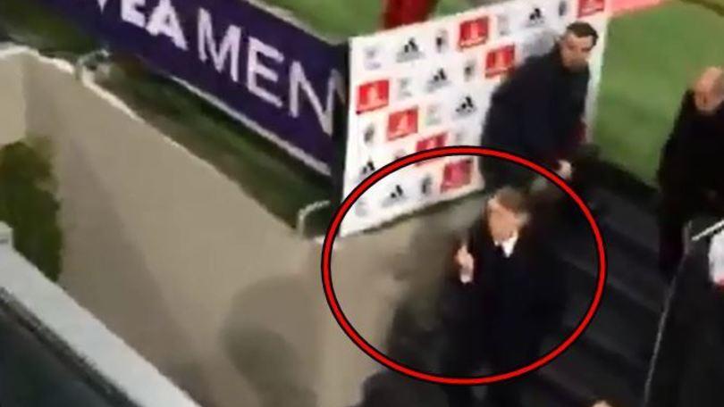 Mancini, dito medio ai tifosi del Milan