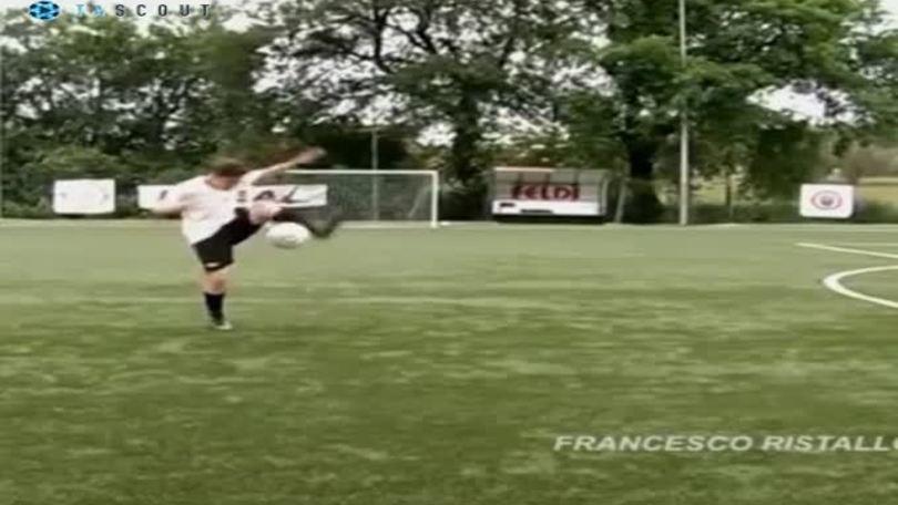 Un controllo alla Ronaldinho per Francesco