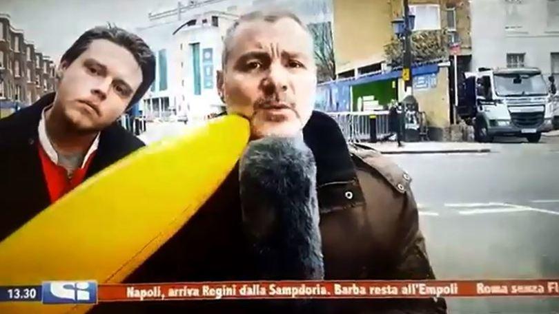 Il disturbatore ha la banana, il giornalista sbotta