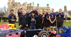 Ricciardo "gioca" a rugby: che mischia con la Red Bull!