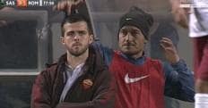 Sassuolo-Roma, Totti scherza con Pjanic e palleggia con un bimbo