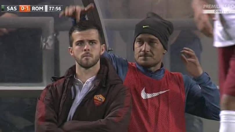 Sassuolo-Roma, Totti scherza con Pjanic e palleggia con un bimbo