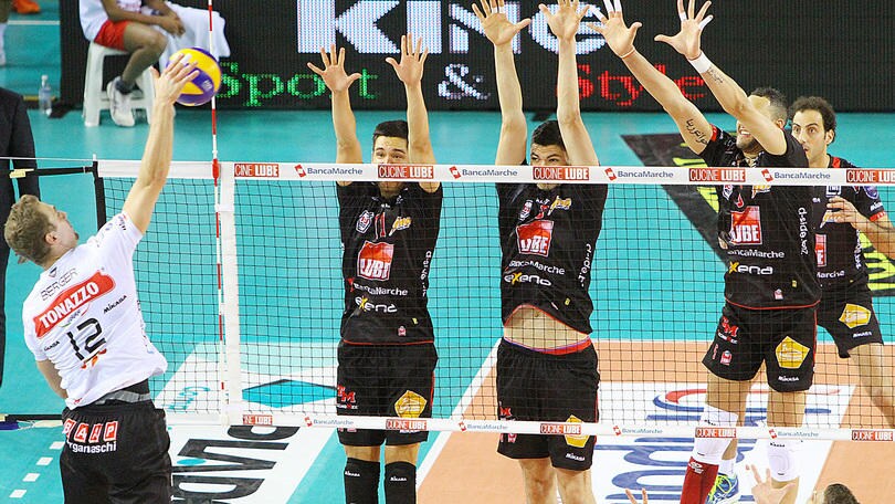 Lube - Sir il big match. Modena e Trento ne approfittano?