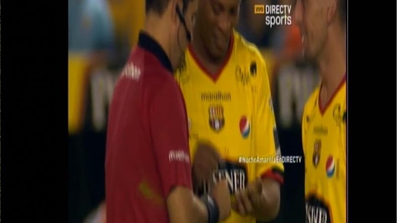 Ronaldinho firma autografo sul cartellino dell'arbitro