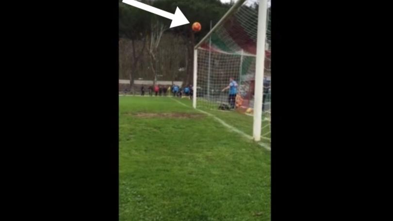 Napoli, Reina show: segna da calcio d'angolo!