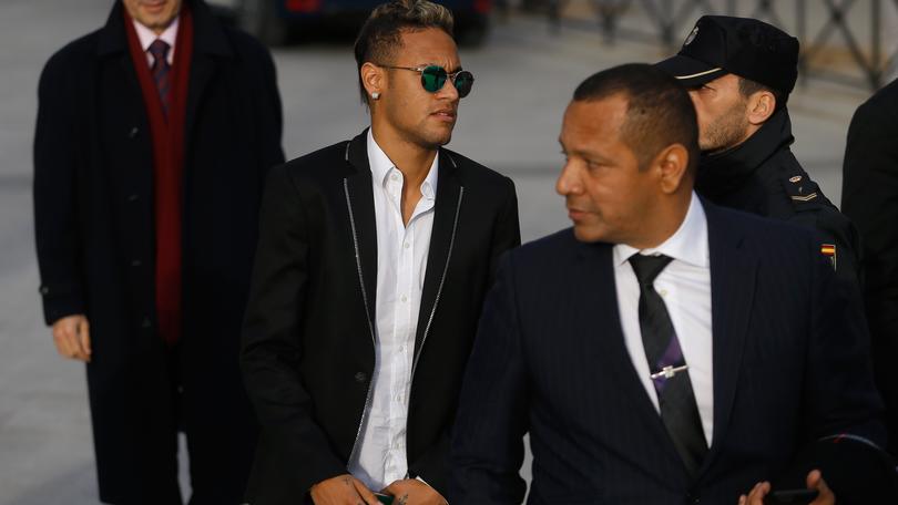 Calciomercato, il padre di Neymar: «Non andrà via dal Barcellona»