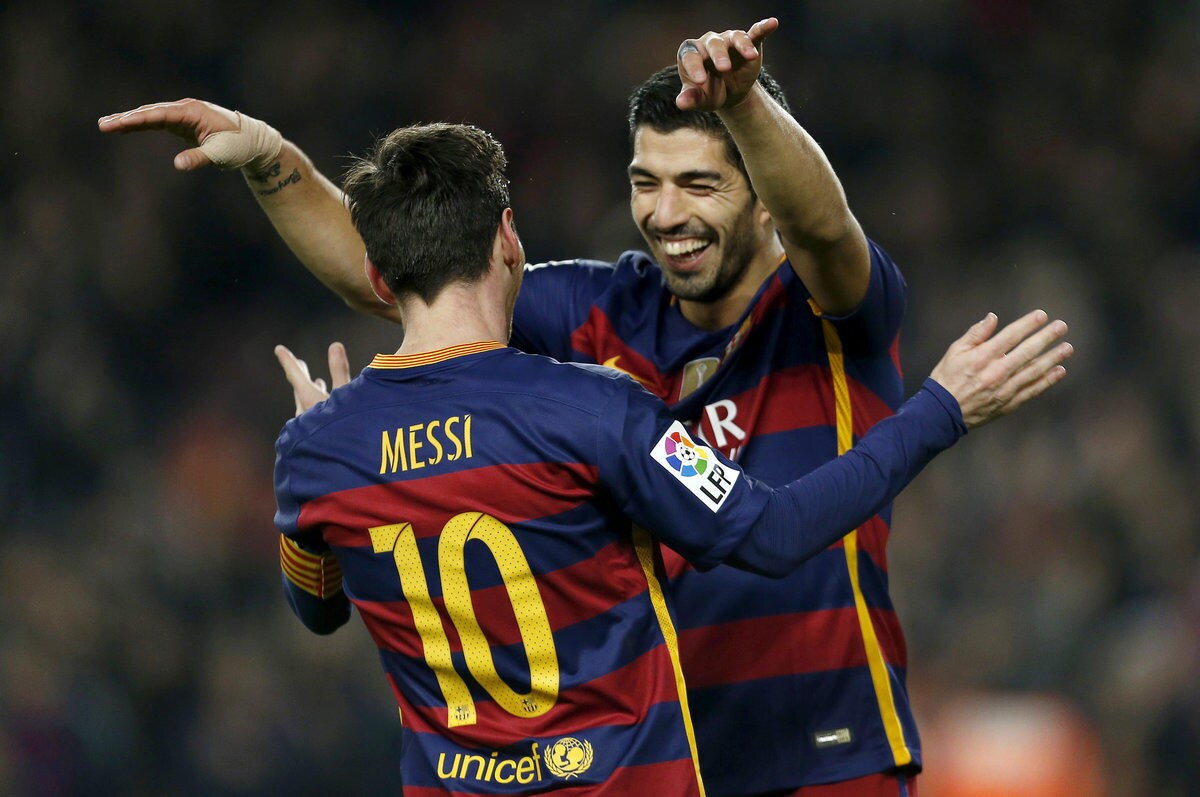 Suarez, poker e messaggio per Messi: «Complimenti per i tuoi 500 gol»