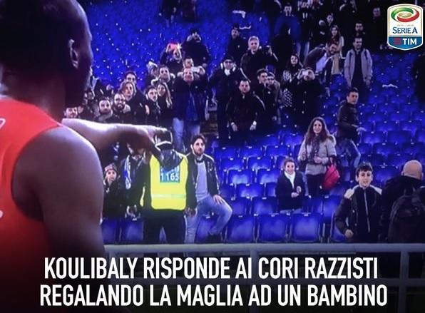 Lazio-Napoli, cori razzisti contro Koulibaly. E lui regala la maglia a un bambino