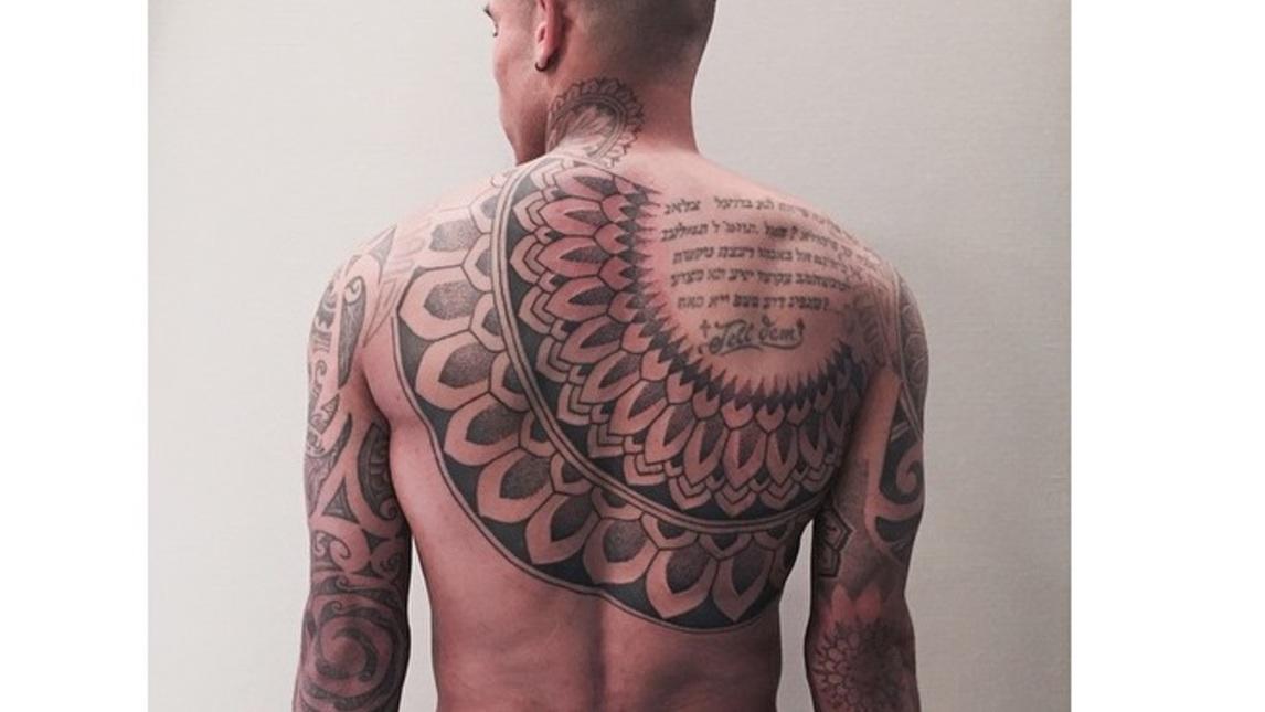 <p>Il tatuaggio entra nel paniere Istat, lo strumento che calcola l'inflazione sulla base dei beni più amati dagli italiani. Quella per i tattoo è una passione da sempre condivisa da moltissimi calciatori, come il brasiliano del Napoli</p>
