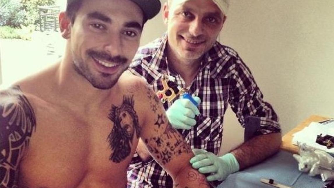<p>Il tatuaggio entra nel paniere Istat, lo strumento che calcola l'inflazione sulla base dei beni più amati dagli italiani. Quella per i tattoo è una passione da sempre condivisa da moltissimi calciatori, come il brasiliano del Napoli</p>
