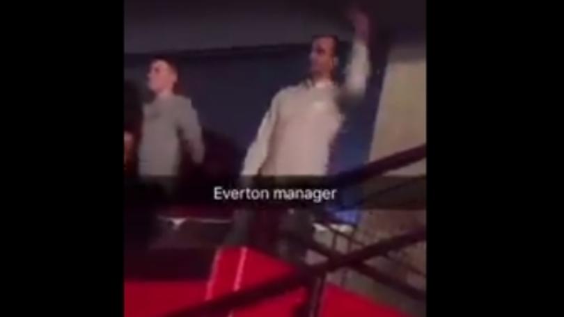 L'allenatore dell'Everton si scatena in discoteca
