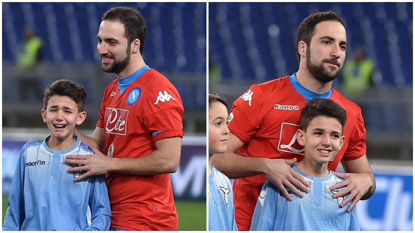 In campo con Higuain: il bimbo piange per l'emozione