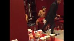 Dani Alves, torta in faccia a Neymar