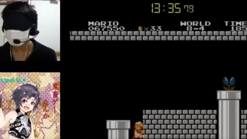 Gioca bendato e vince a Super Mario, poi piange a dirotto