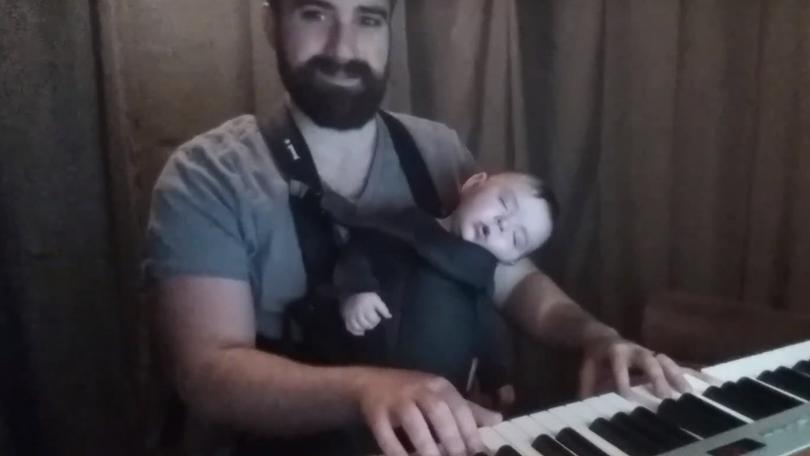 Ninna nanna per suo figlio e il bambino si addormenta