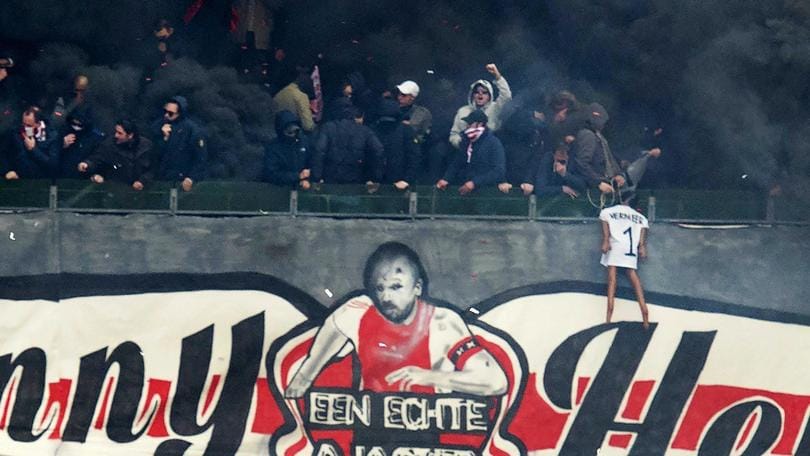 Ajax-Feyenoord, tifosi di casa 'impiccano' manichino dell'ex