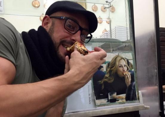 Napoli, Pepe Reina mangia la pizza: alle sue spalle spunta Julia Roberts!