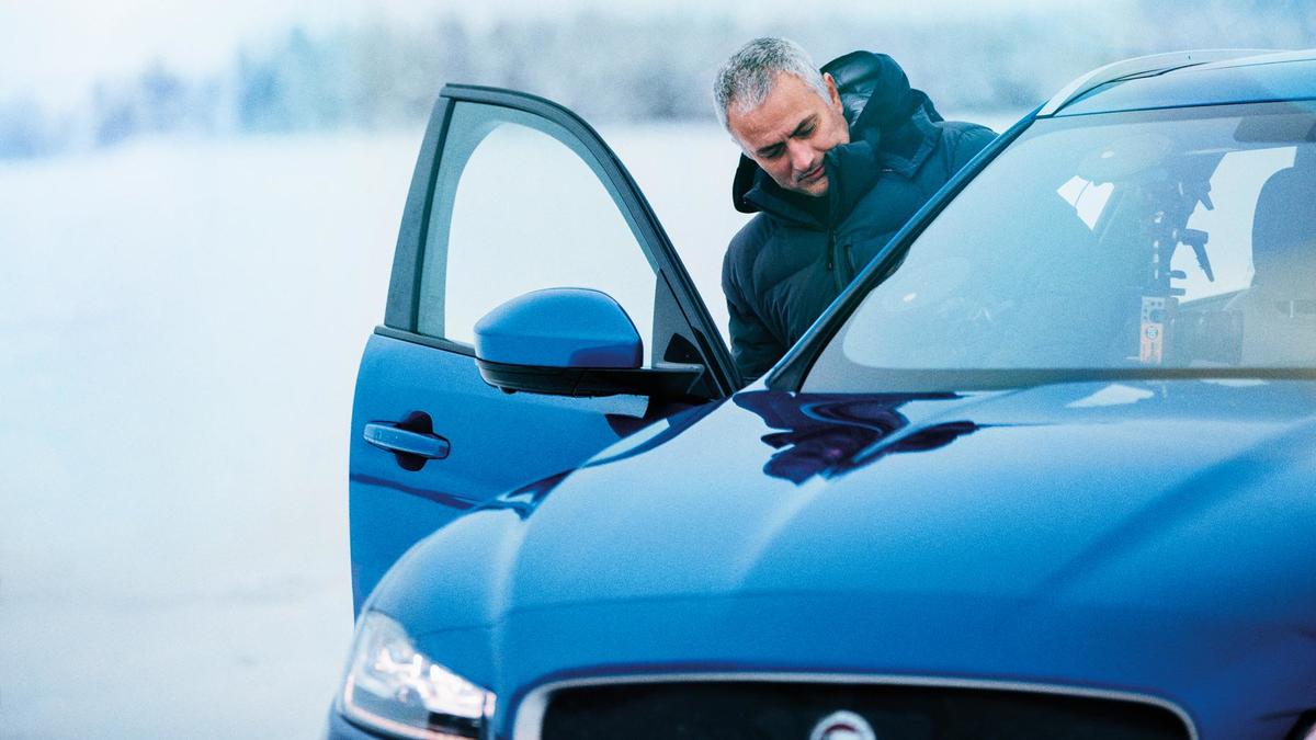 Mourinho prova il nuovo SUV Jaguar sul ghiaccio