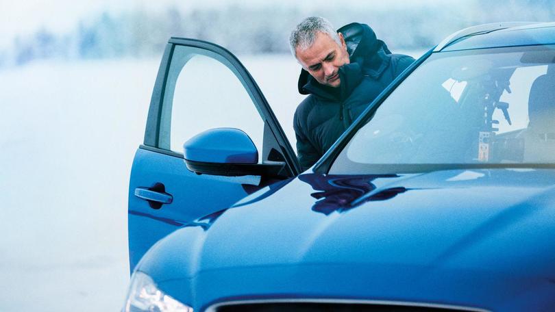 Mourinho prova il nuovo SUV Jaguar sul ghiaccio