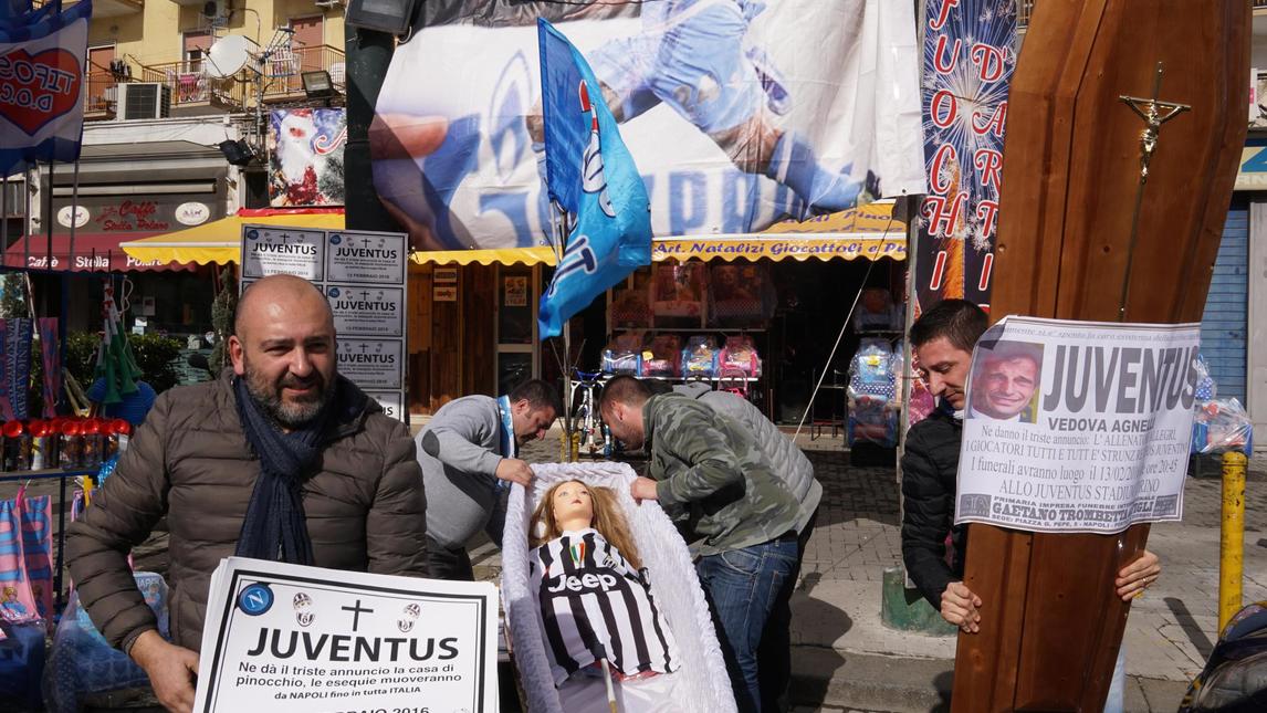 Serie A, Juventus-Napoli: i tifosi azzurri preparano i funerali ai bianconeri