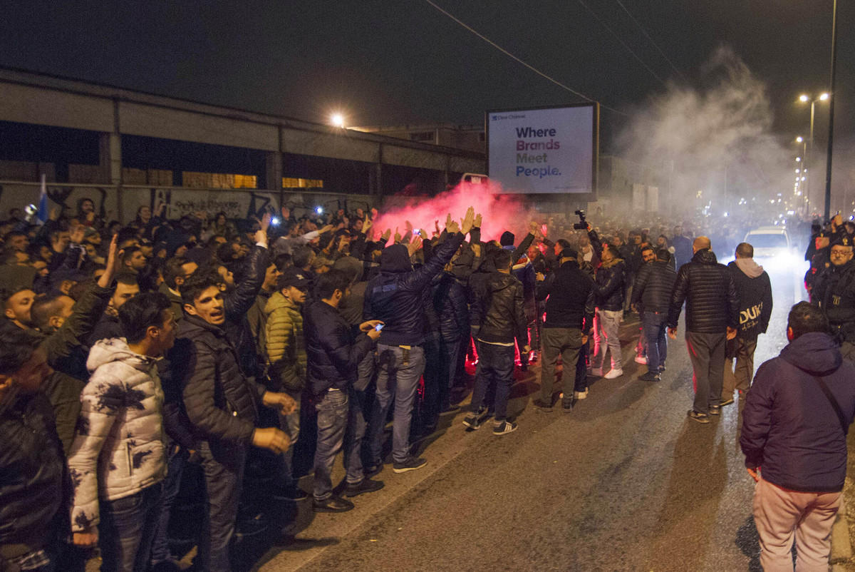 Napoli, la sconfitta non ferma la passione dei tifosi: in 3000 nella notte a Capodichino!