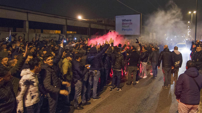 Napoli, la sconfitta non ferma la passione dei tifosi: in 3000 nella notte a Capodichino!