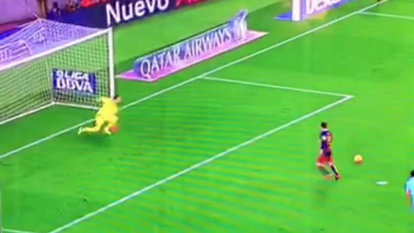Incredibile Messi: passaggio su rigore a Suarez che poi segna