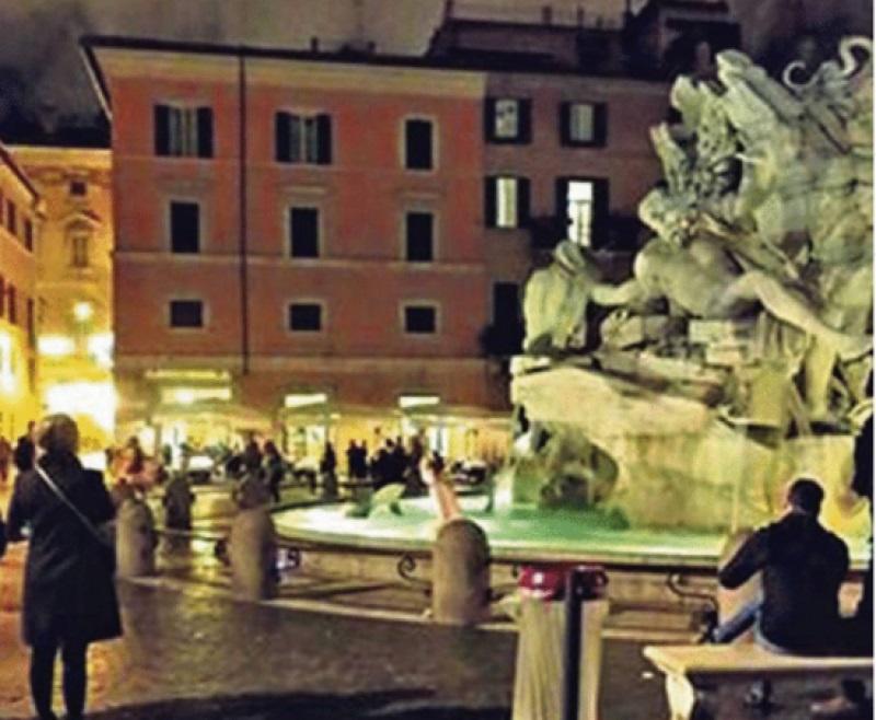 Roma, altro scempio: tifoso inglese si tuffa nella fontana del Bernini