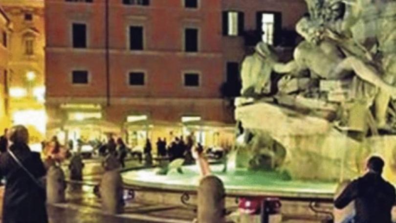 Roma, altro scempio: tifoso inglese si tuffa nella fontana del Bernini