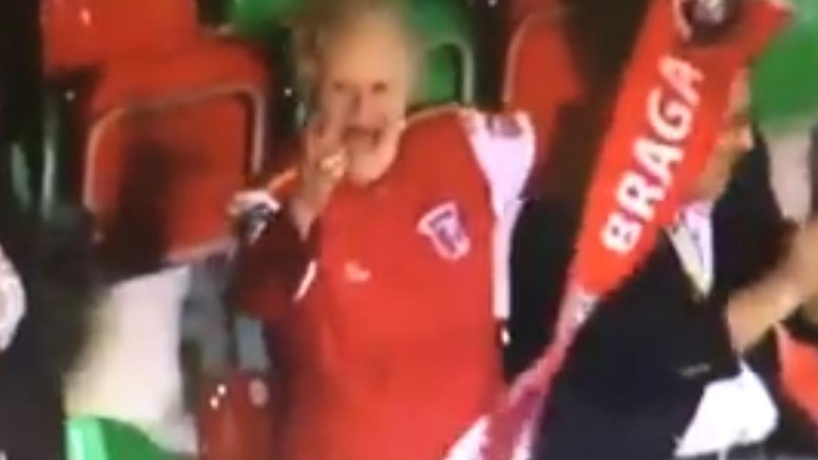 Portogallo, la nonna ultras esagera davanti alle telecamere