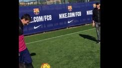 Spagna, Messi palleggia con Eros Ramazzotti